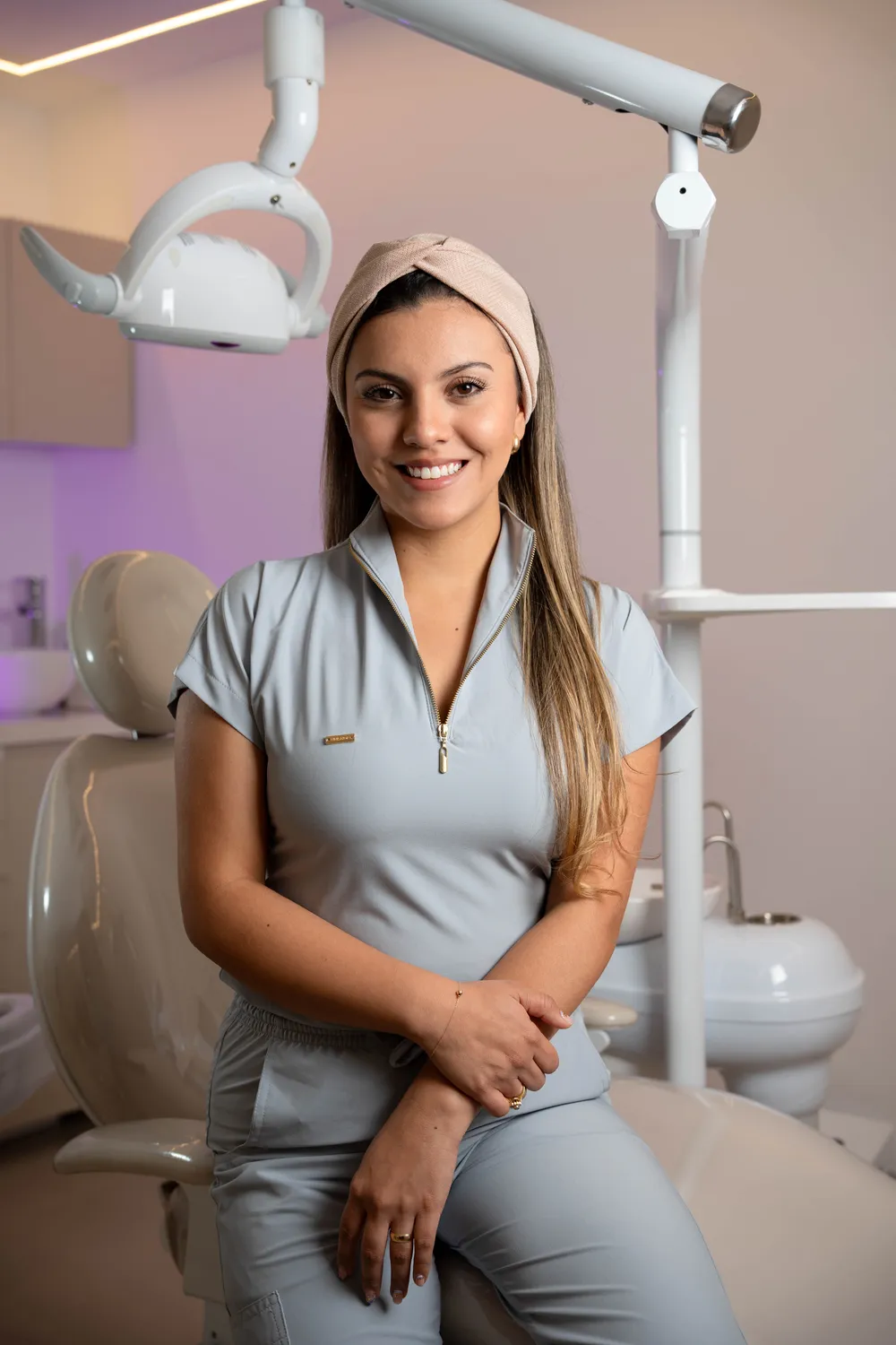 Dra. Laura Camelo en el consultorio con equipos de diagnóstico dental de última generación